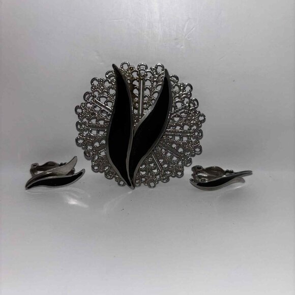 Vintage Filigree Brooch and clip on earrings - Picture 3 of 4